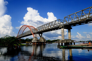 Kahayan Bridge crosses the Kahayan river connecting Palangkaraya city (Indonesia) with the surrounding districts on the other side of the river.