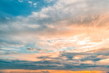 Fototapeta premium Background sky with clouds at dawn