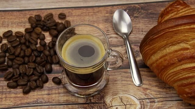 tasse de café sur une table en bois