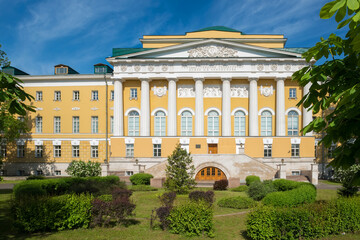 Obraz premium Moscow, View of entrance to the Institute of Asian and African studies (IAAS) of Moscow state University (MSU) on Mokhovaya street