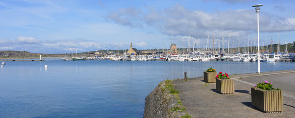 Panoramique panorama sur le port depuis le quai fleuri de Camaret-sur-Mer (29570), département du Finistère en région Bretagne, France