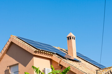 Paneles solares en el tejado de una casa.