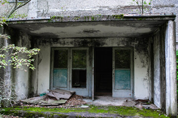 entrance to an old abandoned house destruction