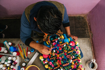 Manufacturers of typical clay crafts from Metepec, State of Mexico, the tree of life is known as the most representative of this town, the figures are made by hand and painted in the same way.