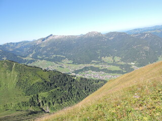 Naklejka premium Bick auf Dorf im Tal