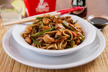 Wok de comida china con carne y fideos