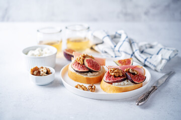 Figs ricotta prosciutto crostini with fresh figs and walnuts