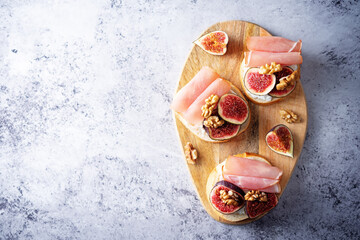 Figs ricotta prosciutto crostini with fresh figs and walnuts