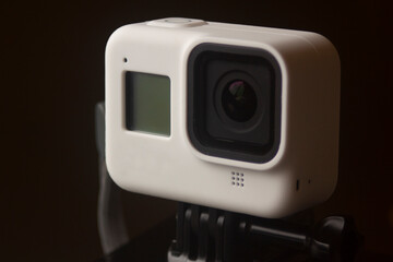 C&aacute;mara de acci&oacute;n con funda de silicona y fondo negro horizontal, vista central