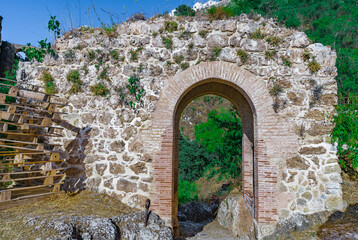 Puerta de piedra antigua de la ciudad de Ronda. Desde Málaga, Andalucía, España.