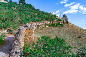 Ruinas de antiguas murallas de la ciudad de Ronda, desde Málaga, Andalucía, España.