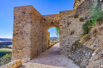 Puerta de piedra antigua de la ciudad de Ronda. Desde Málaga, Andalucía, España.
