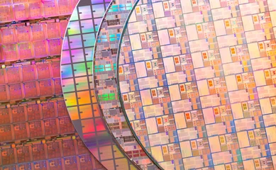 Foto op Canvas silicon chip wafer reflecting different colors © xiaoliangge