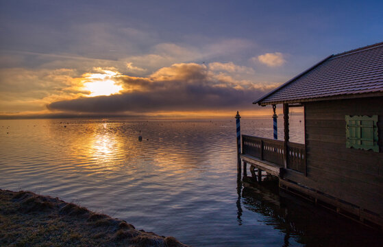 Bootshaus im Sonnenaufgang