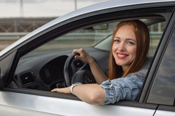 Obraz na płótnie Canvas woman driving a car