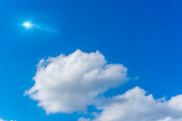 青空と雲と太陽フレアの背景素材_l_04