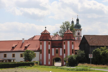 Klosterdorf Speinsthart in der Oberpfalz Kloster und Türme der Kirche