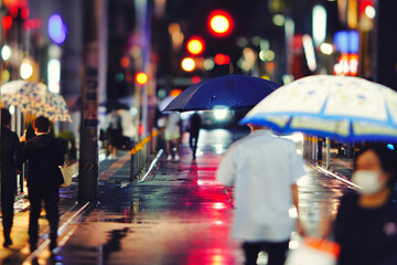 雨の日の歩行者