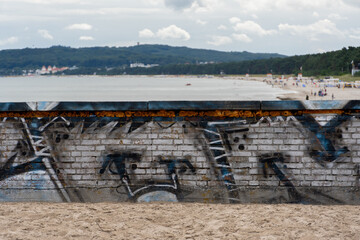 Mur z graffiti na plaży w Prora na wyspie Rugia w Niemczech. 
