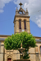 Verticale en fable (l'Église Saint-Thomas, l'Arbre et la Fontaine) à Excideuil (24160) en Périgord, département de la Dordogne en région Nouvelle-Aquitaine, France.