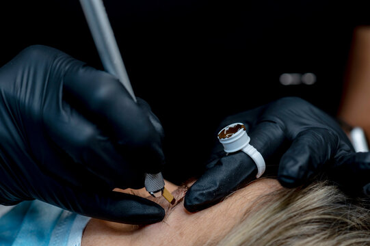 Micropigmenter working on a brow design whit a tabori