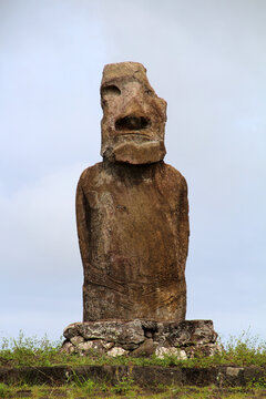 Moai Ahu Huri A Urenga, the moai with the four hands