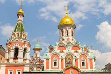 Fototapeta na wymiar Plaza Roja con Torres o Red Square with Towers en la ciudad de Moscu o Moscow en el pais de Rusia o Russia