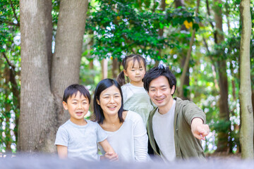 森で自然観察をするファミリー