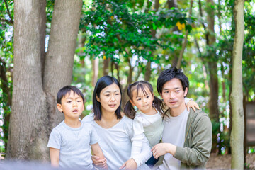 森で自然観察をするファミリー