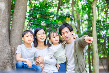 森で自然観察をするファミリー