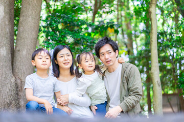 森で自然観察をするファミリー