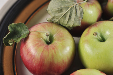 red ripe apples on a plate - a group of apples