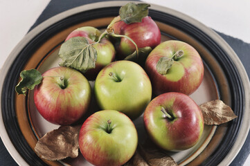 red ripe apples on a plate - a group of apples