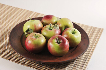 red ripe apples on a plate - a group of apples