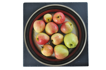 red ripe apples on a plate - a group of apples