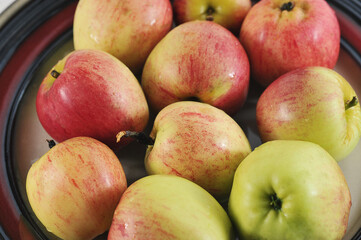 red ripe apples on a plate - a group of apples