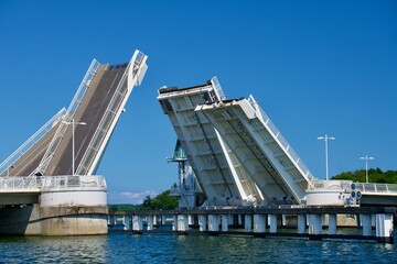 sich öffnende Klappbrücke über der Schlei in Kappeln