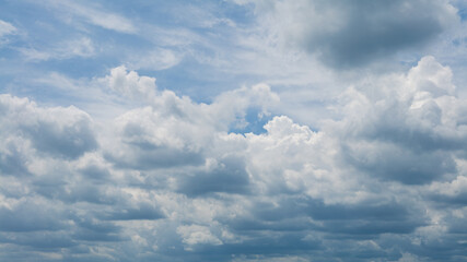 Obraz premium Cumulus clouds with blue sky on a sunny day of summer. Beautiful cloudscape