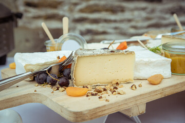 Plateau de fromages lors d'un brunch de fête