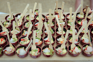 Bise en bouche de cocktail aux fruits de mer et petits légumes