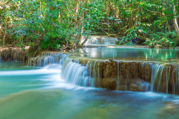Obraz premium wonder Waterfall in deep rain forest jungle (Huay Mae Kamin Waterfall National Park in Kanchanaburi Province, Thailand)