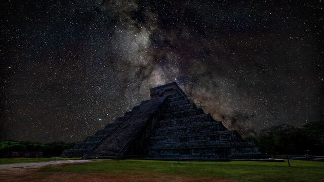 El Castillo Chichen Itza Maya Pyramid at Starry Night Timelapse
