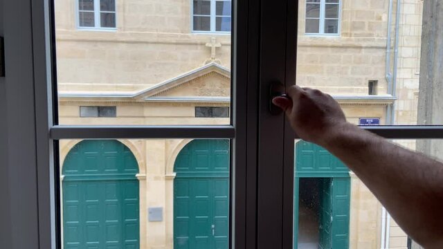 Fermer une fen&ecirc;tre d'appartement