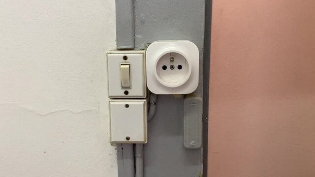 D&eacute;brancher une prise &eacute;lectrique 