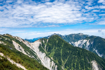 Obraz premium 山と秋の空