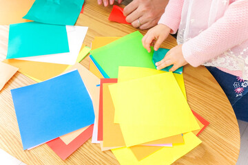 折り紙をする子ども