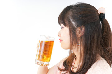 ビールを飲む若い女性 © maroke