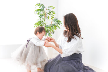 お母さんと家で遊ぶ赤ちゃん