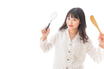 エプロンを着てごはんを作る若い女性