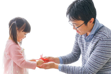 折り紙をする子どもとお父さん